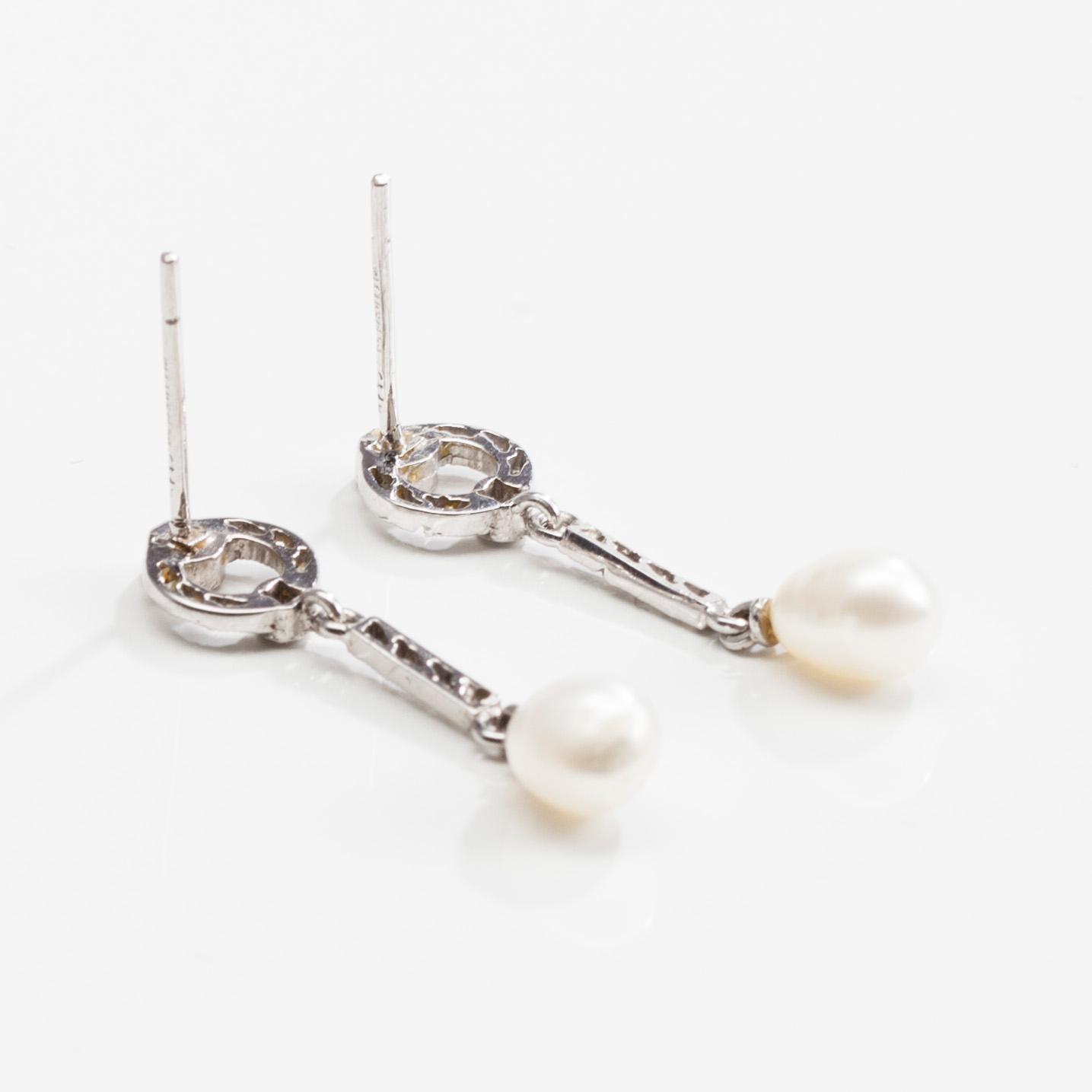 ÖRHÄNGEN, ett par, vitguld 18K, droppformade pärlor, diamanter. Vikt 2,4 g.