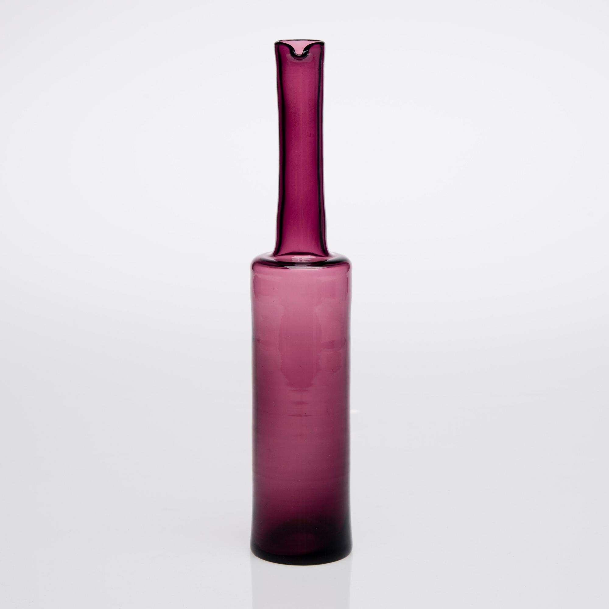 FLASKA, glas, signerad Nanny Still Riihimäen Lasi. Modellen formgiven 1959.