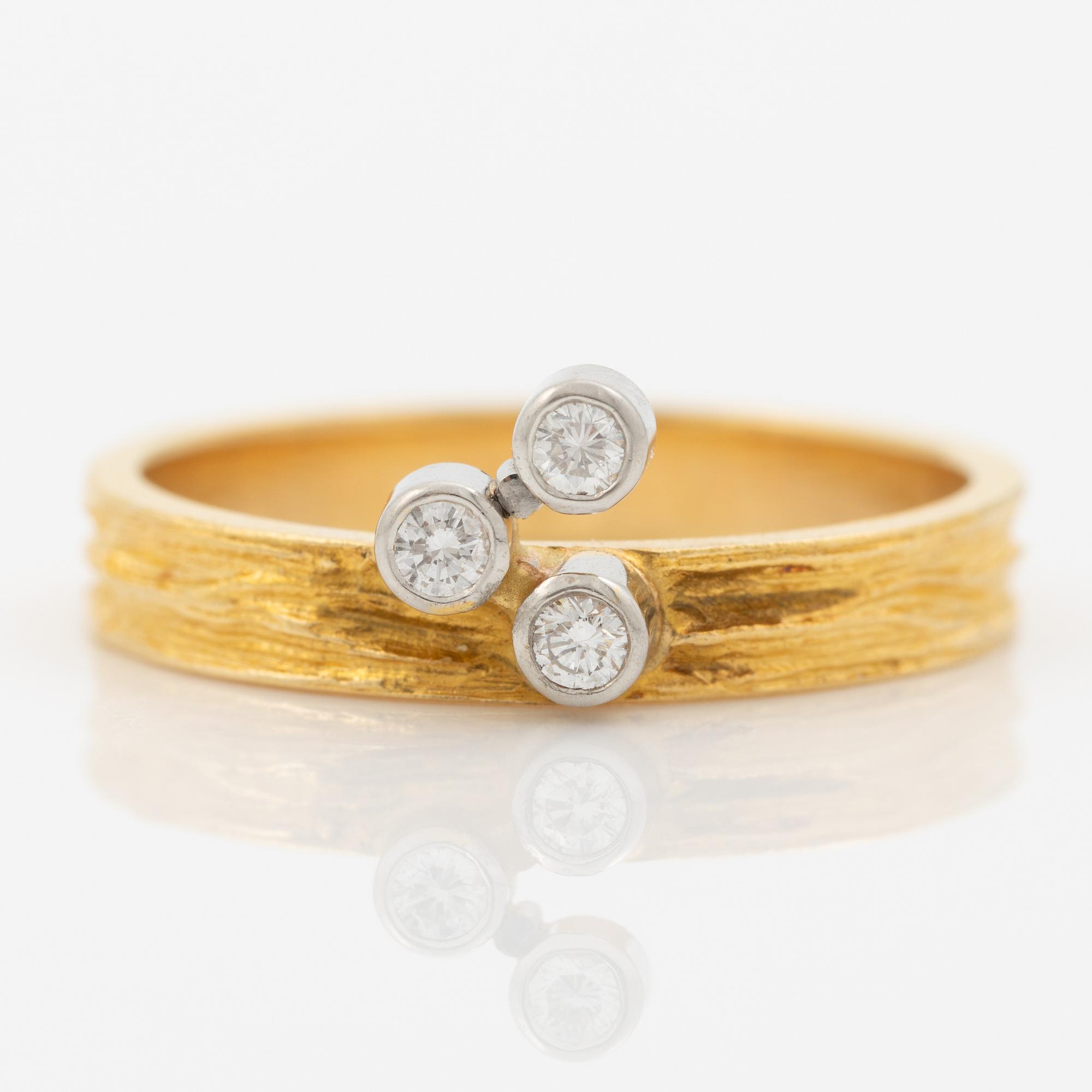 Björn Weckström, Ring, 18K guld med runda briljantslipade diamanter, Finland 1975. För Lapponia.