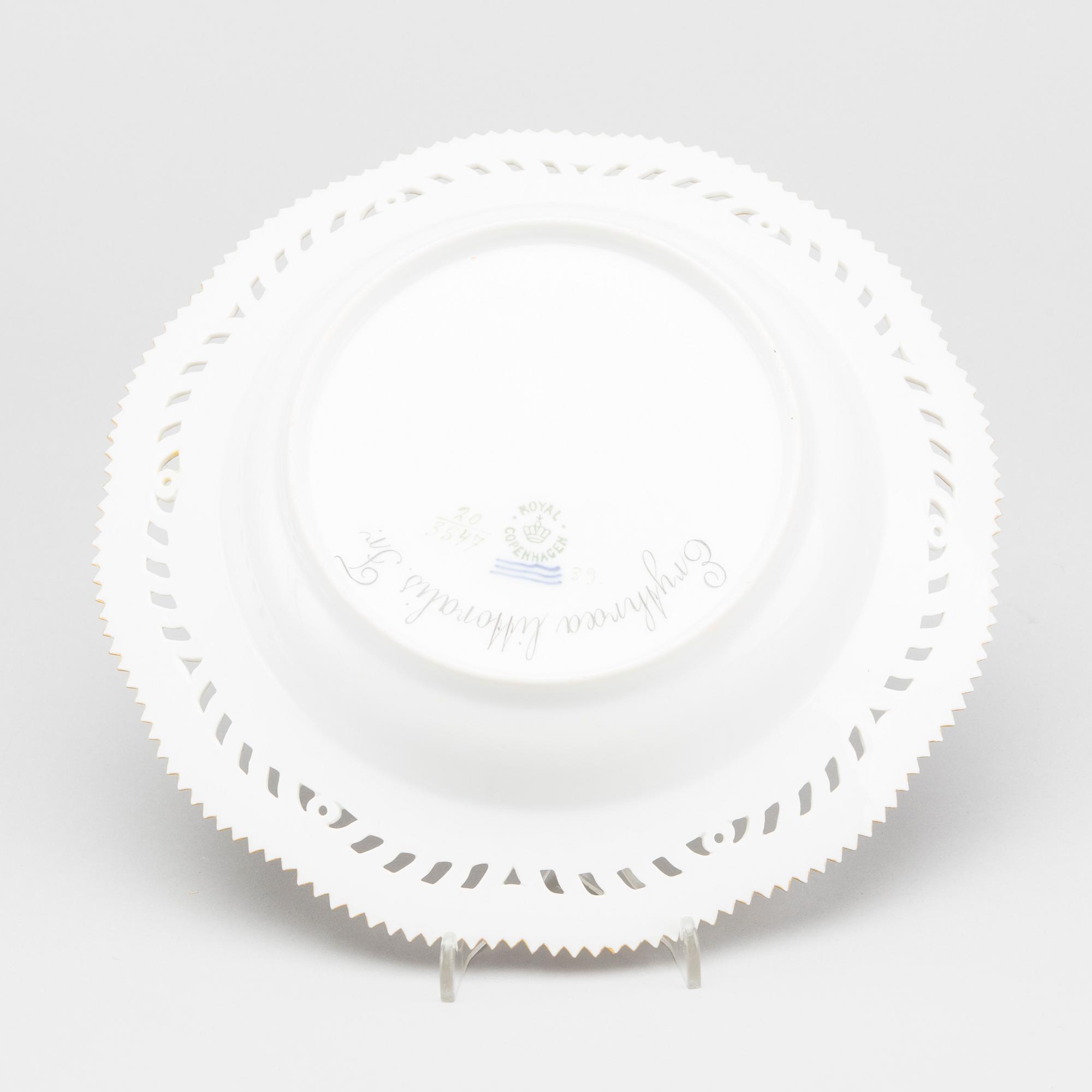 A "FLORA DANICA" PLATE, porcelain, model no 20/3547, Royal Copenhagen (1898-1923).
