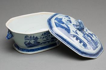 A BLUE AND WHITE TUREEN AND A BLUE AND WHITE SERVING DISH, CHINA, 18th/19th CENTURY.