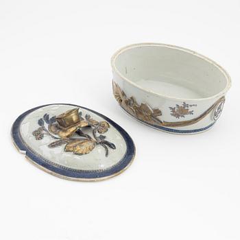 Fat, kompaniporslin, Kina, Qingdynastin, Qianlong (1736-1795) samt terrin, porslin, Jaqing (1796-1820).
