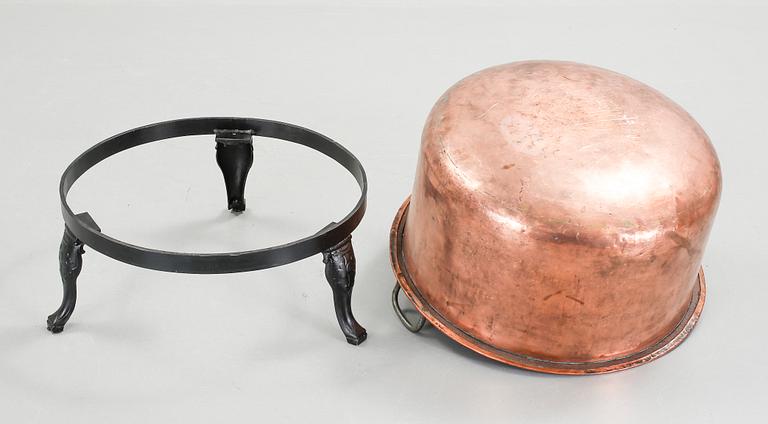 KITTEL PÅ STÄLLNING, koppar, omkring 1900.