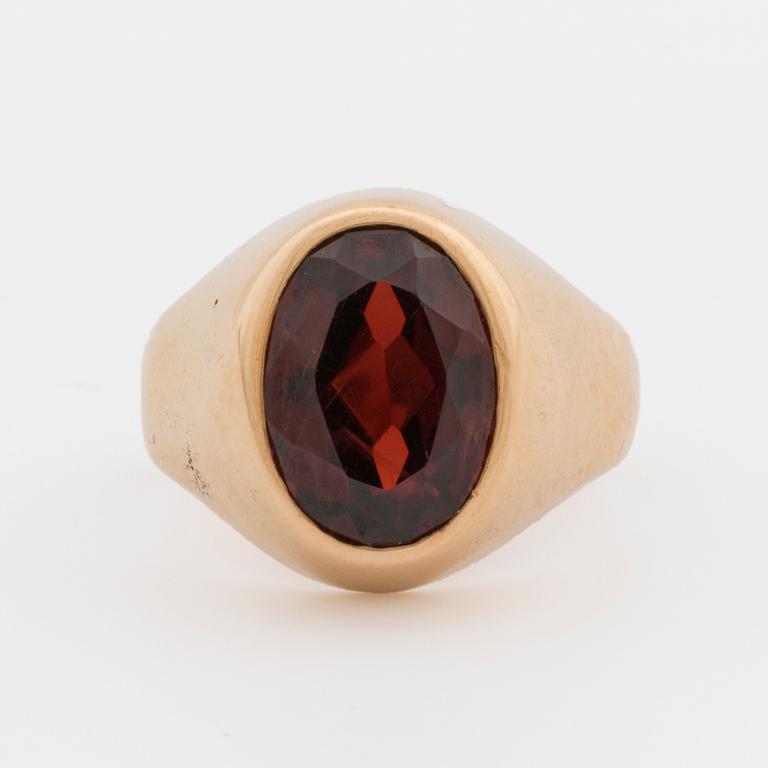 RING 18K guld almandin granat.