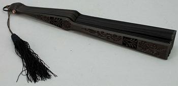 SOLFJÄDER, taft och trä, 1800-tal samt MASK, trä.