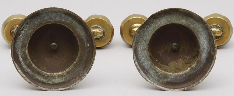 KANDELABRAR, ett par. Mässing.