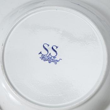 Rörstrand, a 94 part Swedish creamware dinner service, "Svenska slott", 1900s.