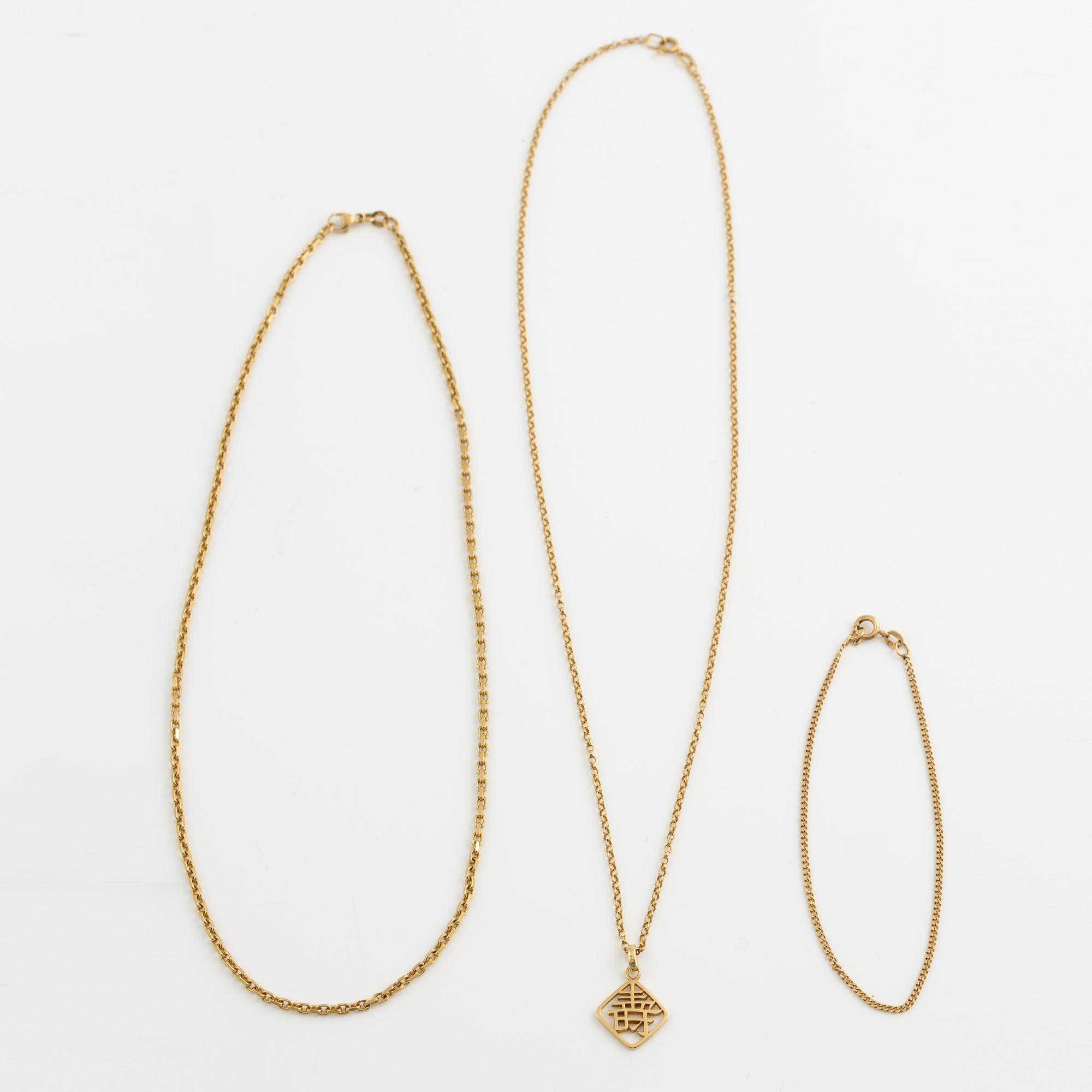 Två halskedjor, ett med hänge och ett armband, 18K guld.