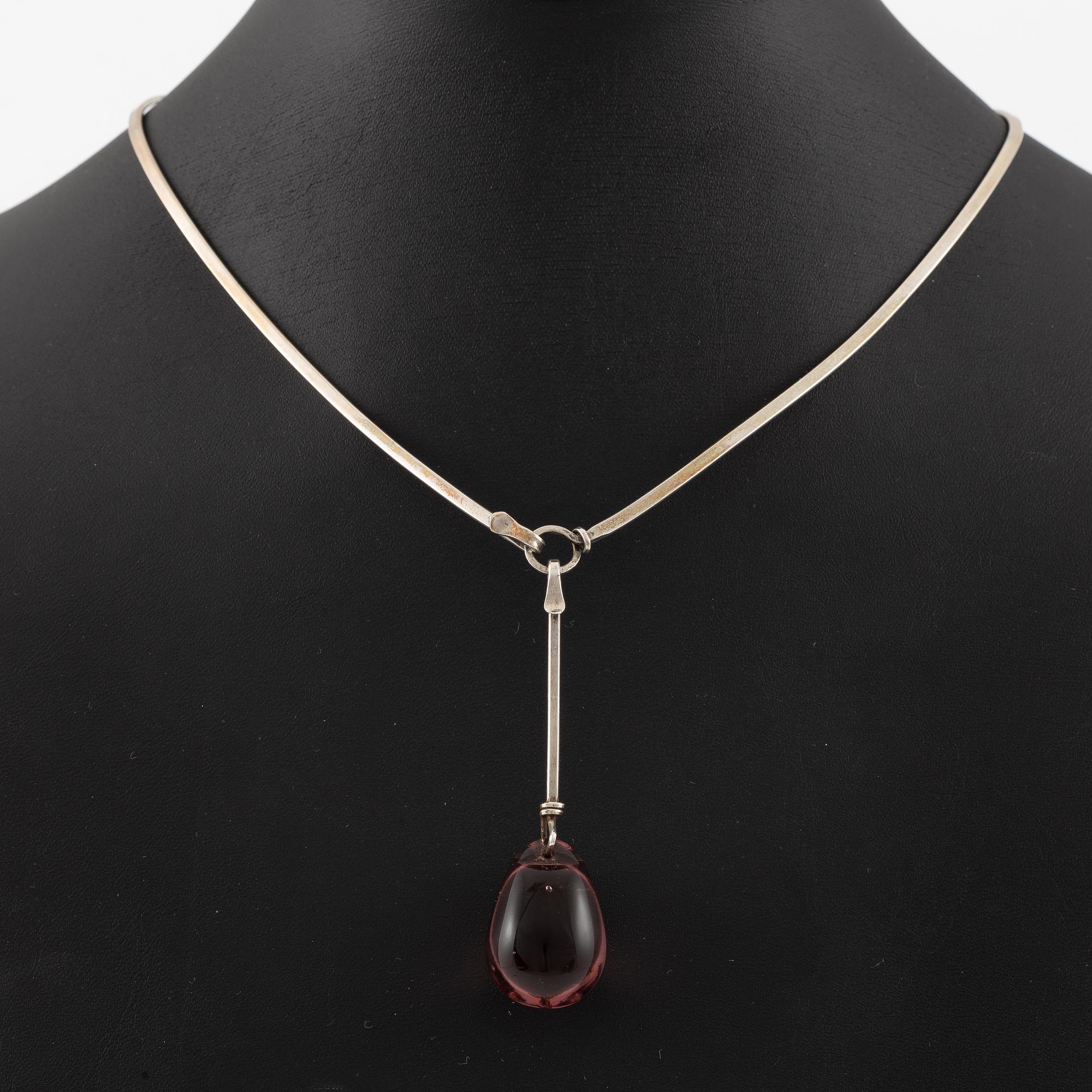 Vivianna Torun Bülow-Hübe, collier och örhängen, silver med lila-aprikosa glasdroppar.