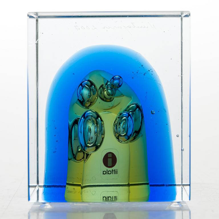 OIVA TOIKKA, a glass cube signed Oiva Toikka Nuutajärvi 2007 517/2000.