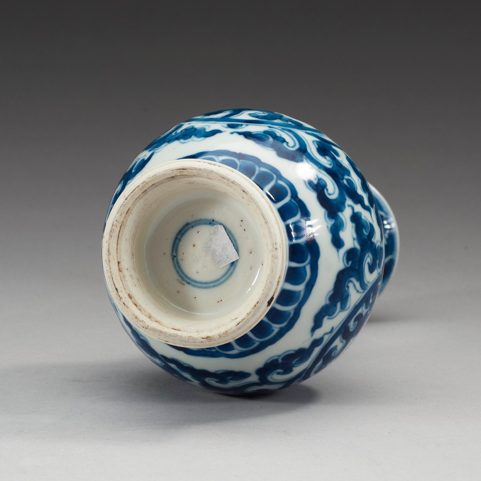 A blue and white vase, Qing dynasty, Kangxi (1662-1722).