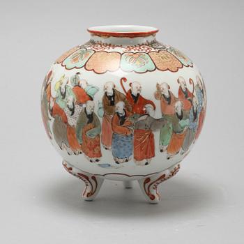 A Japanese vase, Meiji, (1868-1912).