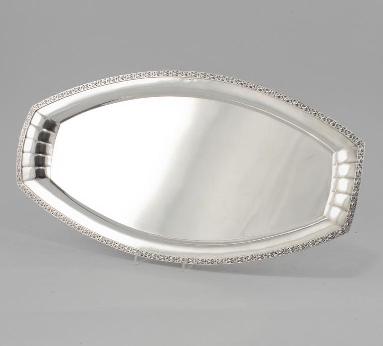 BRICKA, silver, Möllenborg, Stockholm, 1919. Vikt 1292 gram.