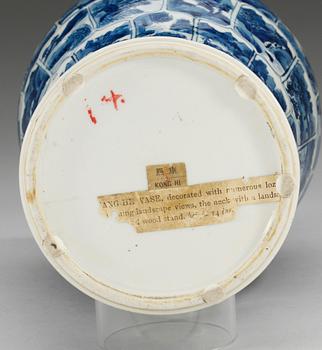 A blue and white vase, Qing dynasty, Kangxi (1662-1722).