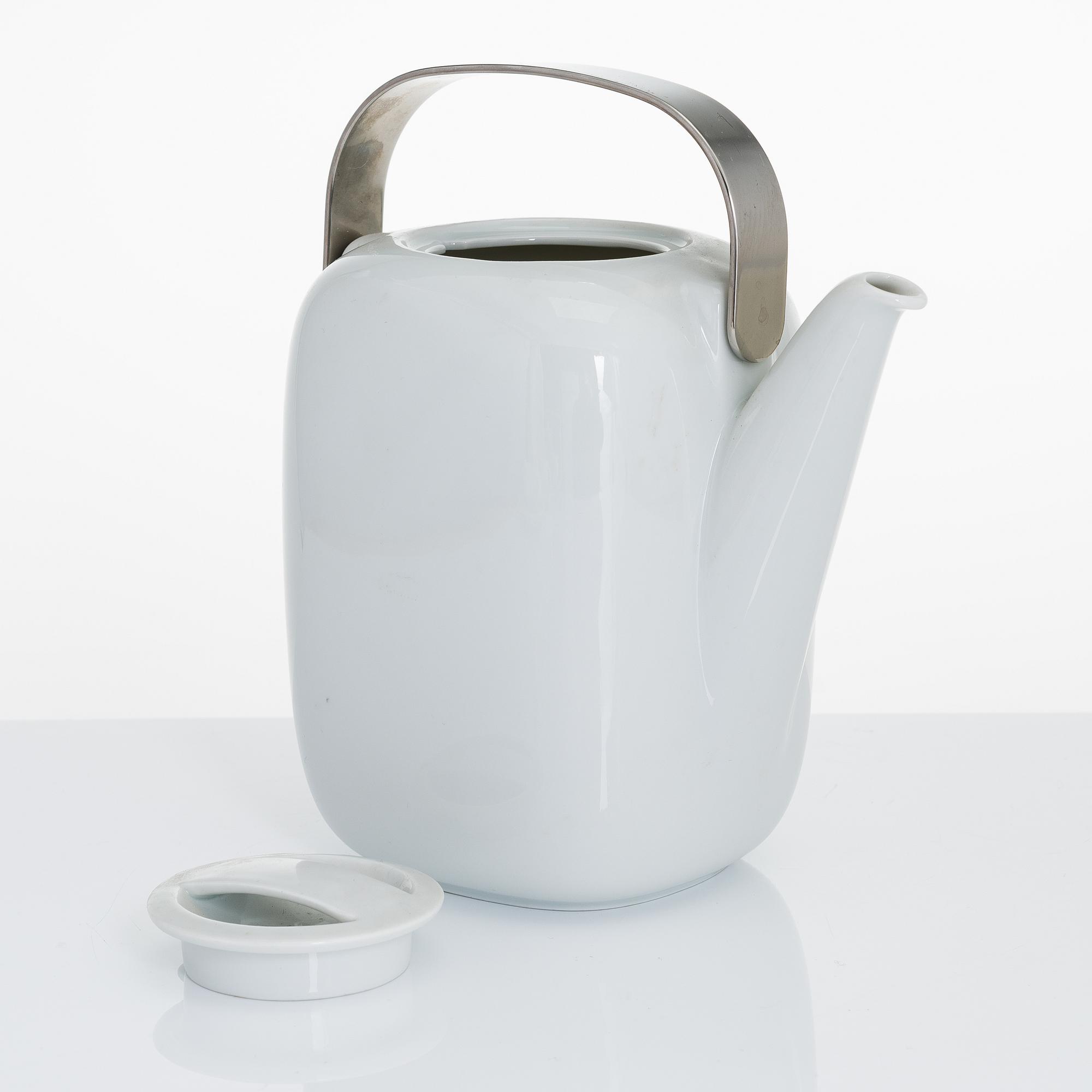 Timo Sarpaneva, A 74-piece 'Suomi' tableware set in porcelain, Rosenthal Studio-linie, 1980s. Design year 1976.