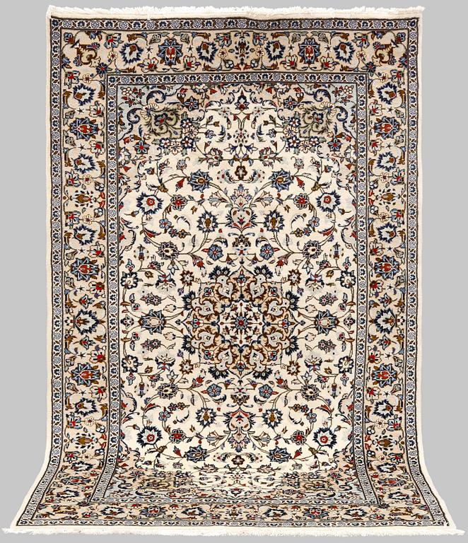 A Kashan carpet, ca 250 x 150 cm.
