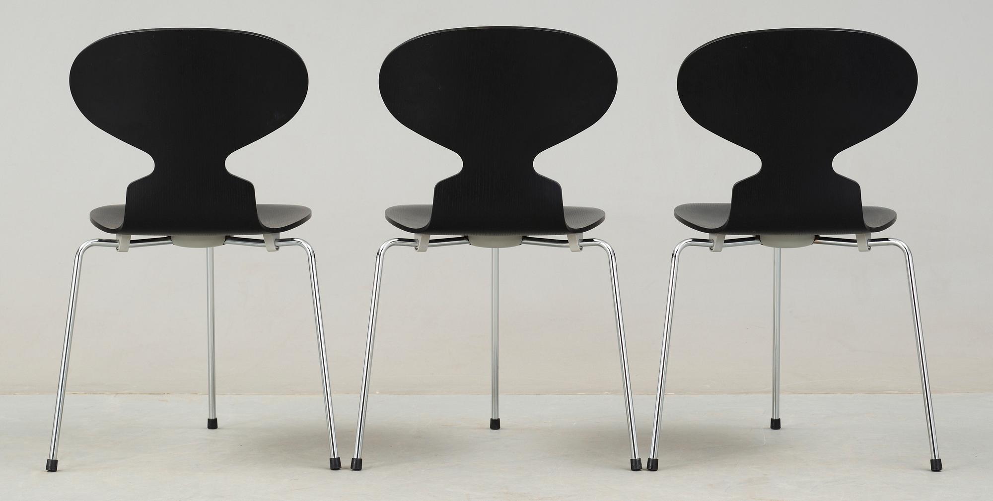 BORD, STOLAR samt TAKLAMPA, 5 delar, "3603" resp "Myran", Arne Jacobsen för Fritz Hansen, Jubileums utgåva 2002.