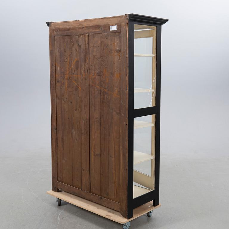 Vitrinskåp, 1900-tal.