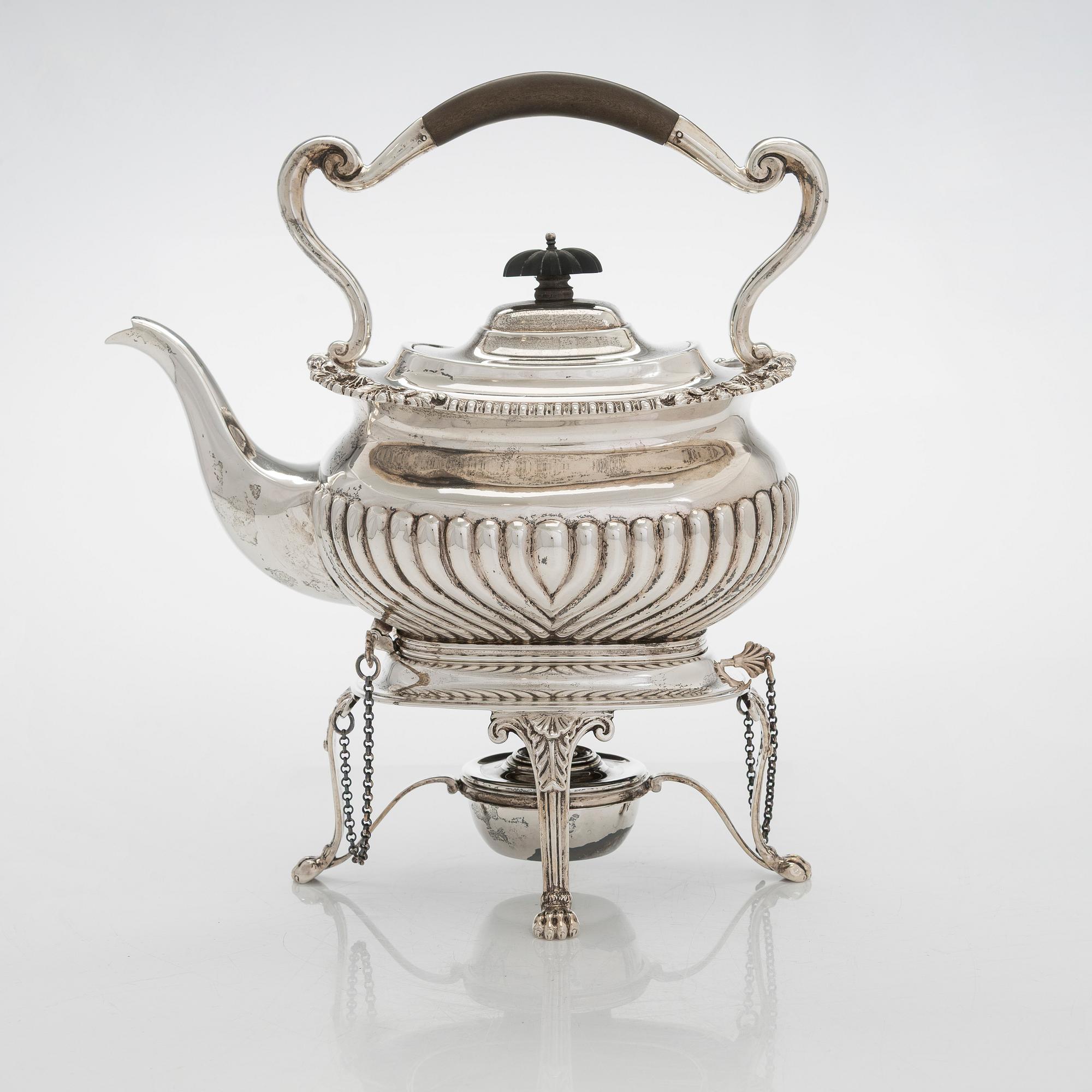 Teekannu lämmittimellä, sterlinghopeaa, Edward Barnard & Sons Ltd, Lontoo 1913.