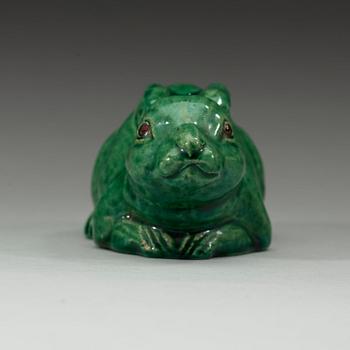 A green glazed figurine, Qing dynasty (1644-1912).