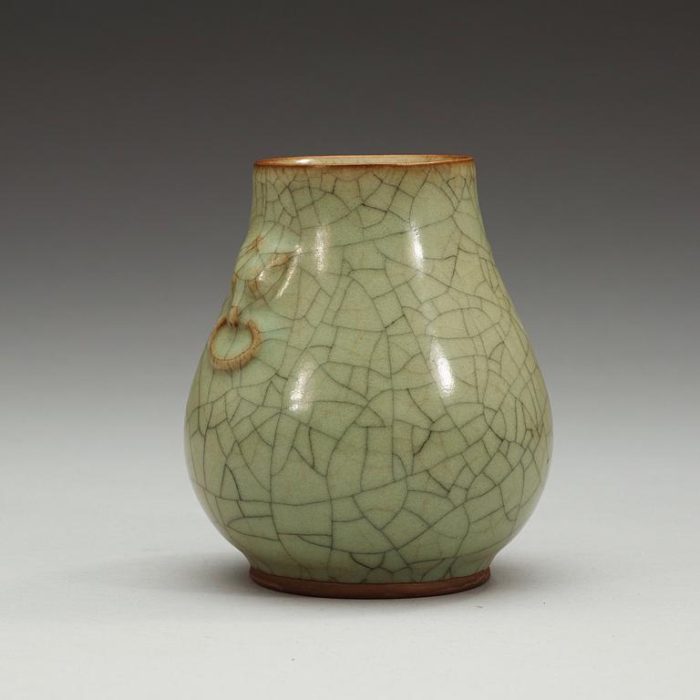 A ge glazed vase, Qing dynasty (1664-1912).