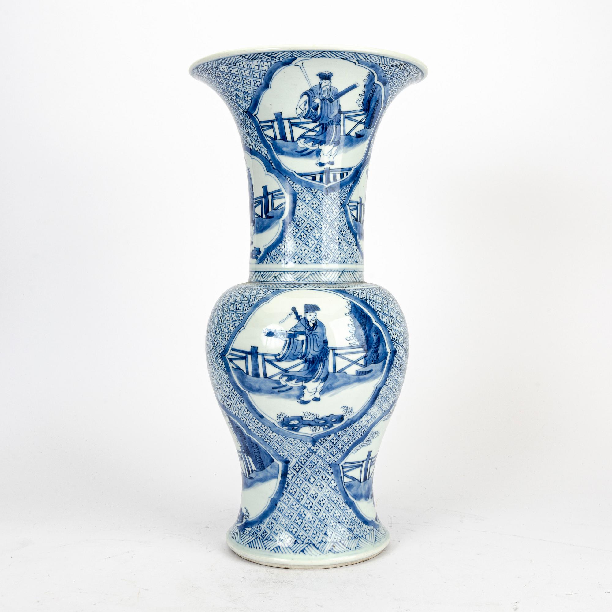 A blue and white vase, Qing dynasty, Kangxi (1662-1722).