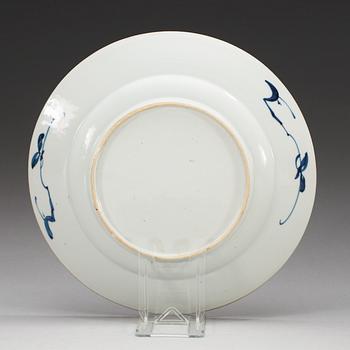 A set of 16 large blue and white dinner plates, Qing dynasti, first half of 18th Century.