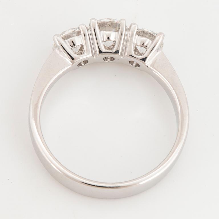 RING, trestensring med briljantslipade diamanter.