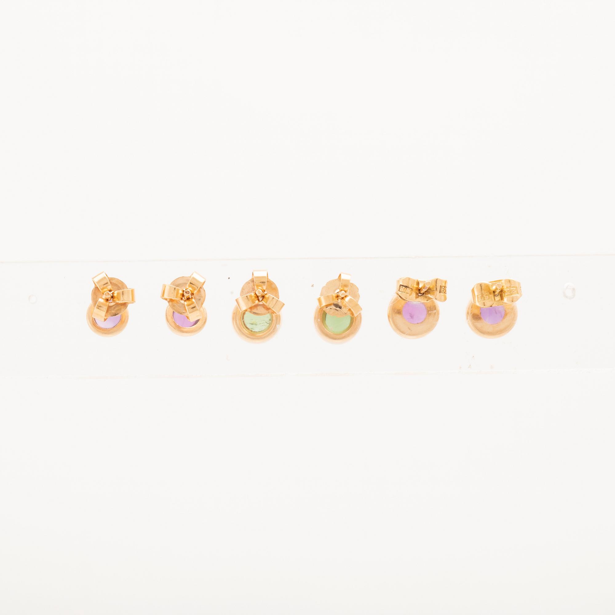 Örhängen 3 par 18K guld samt cabochonslipade färgstenar.