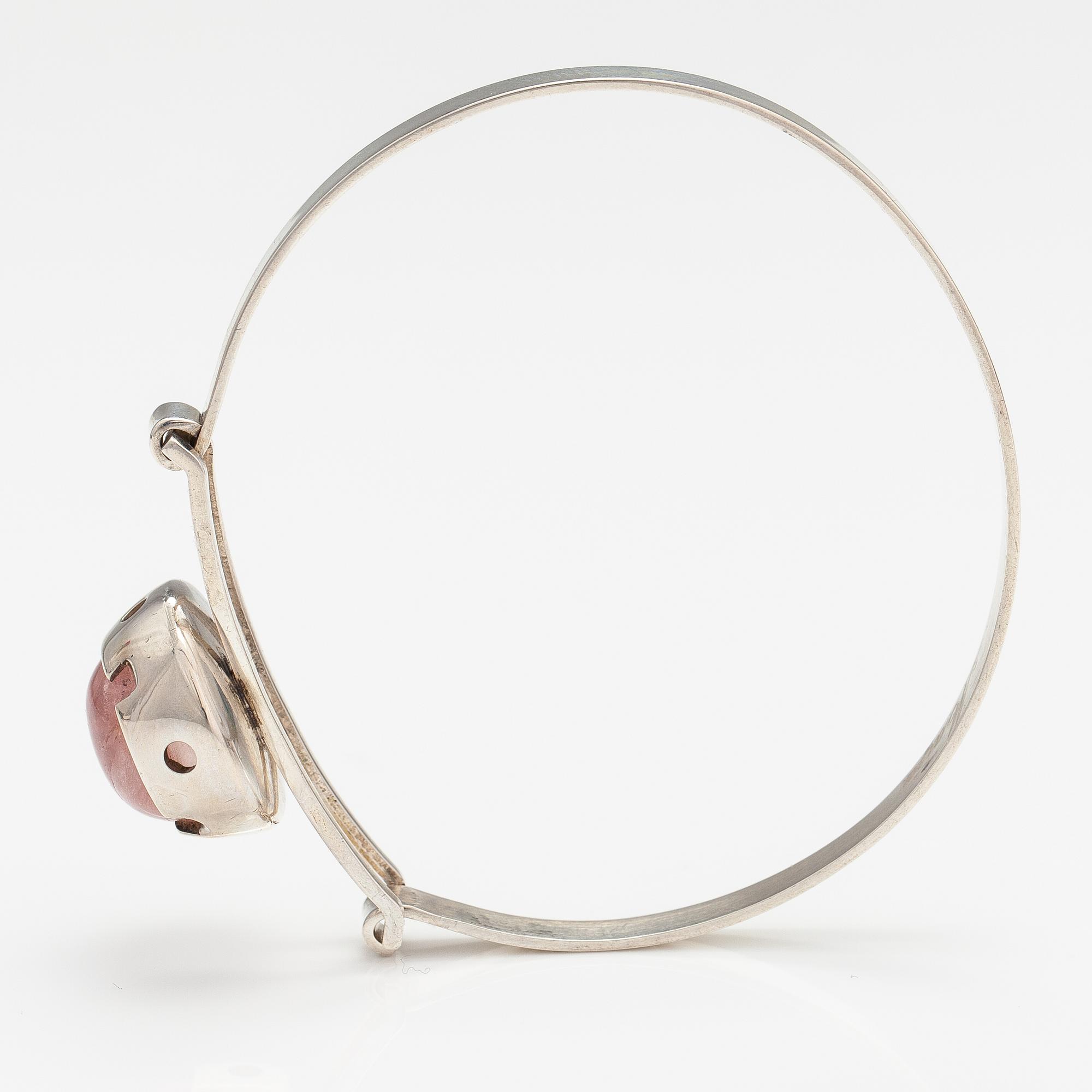 A silver bracelet with a rose quarts. Martti Viikinniemi, Heinola 1966.