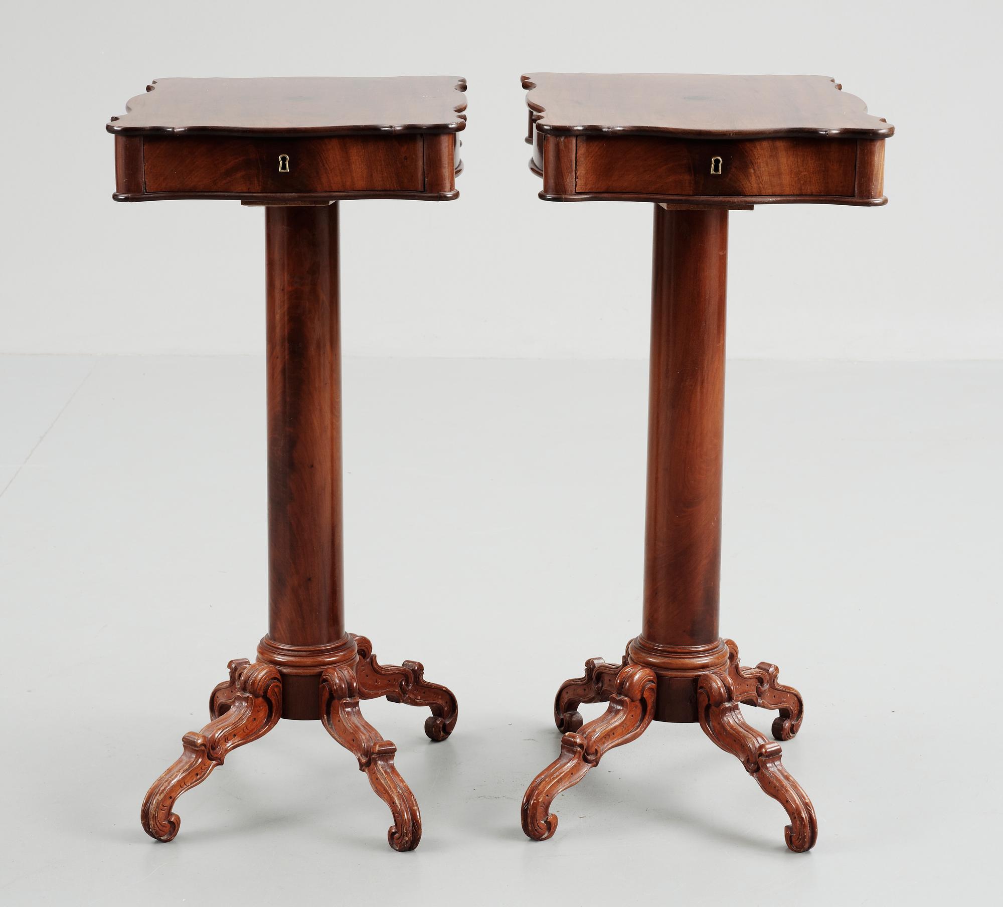 KUNGLIGA PELARBORD, ett par, senempire/nyrokoko, ägarmärkta Prinsessan Eugenie av Sverige, troligen 1840-tal.