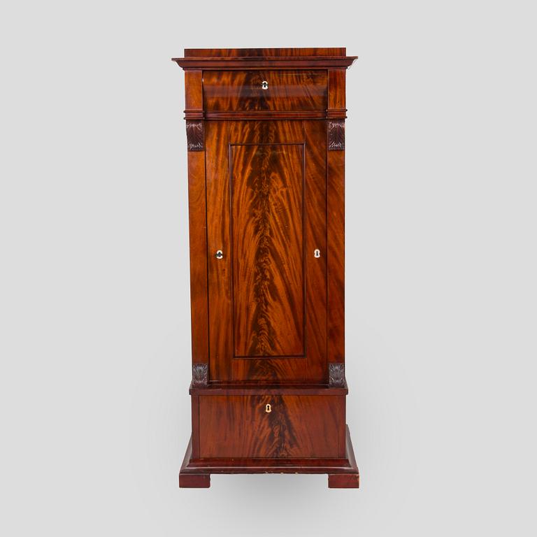 A mahogany veneered cabinet from around year 1900.