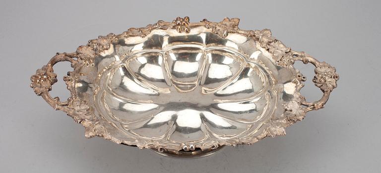 BRÖDKORG PÅ FOT, silver, Karol Filip Malcz, Warsawa, 1880-tal. Vikt tot. ca 577 g.