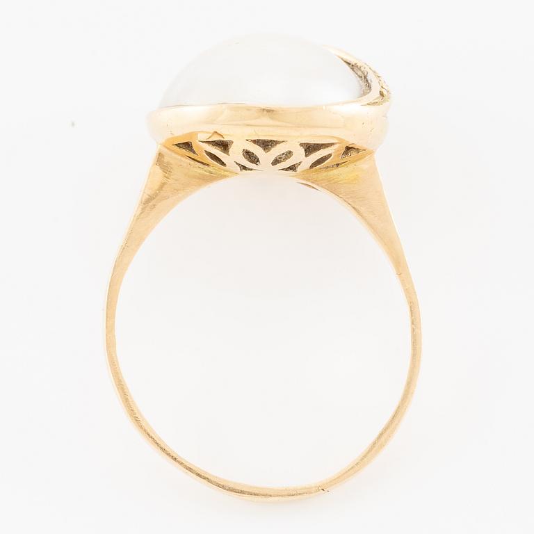 Ring in 18K gold with a cultured mabé pearl and octagon-cut diamonds.