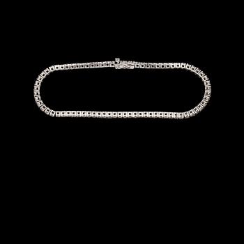 ARMBAND, 18k vitguld med 77 briljantslipade diamanter, 3.46 ct. Vikt 10 g.