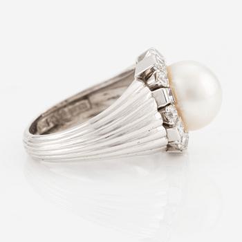 A platinum W.A. Bolin ring with a pearl and round brilliant- and step-cut diamonds. Stockholm 1960.