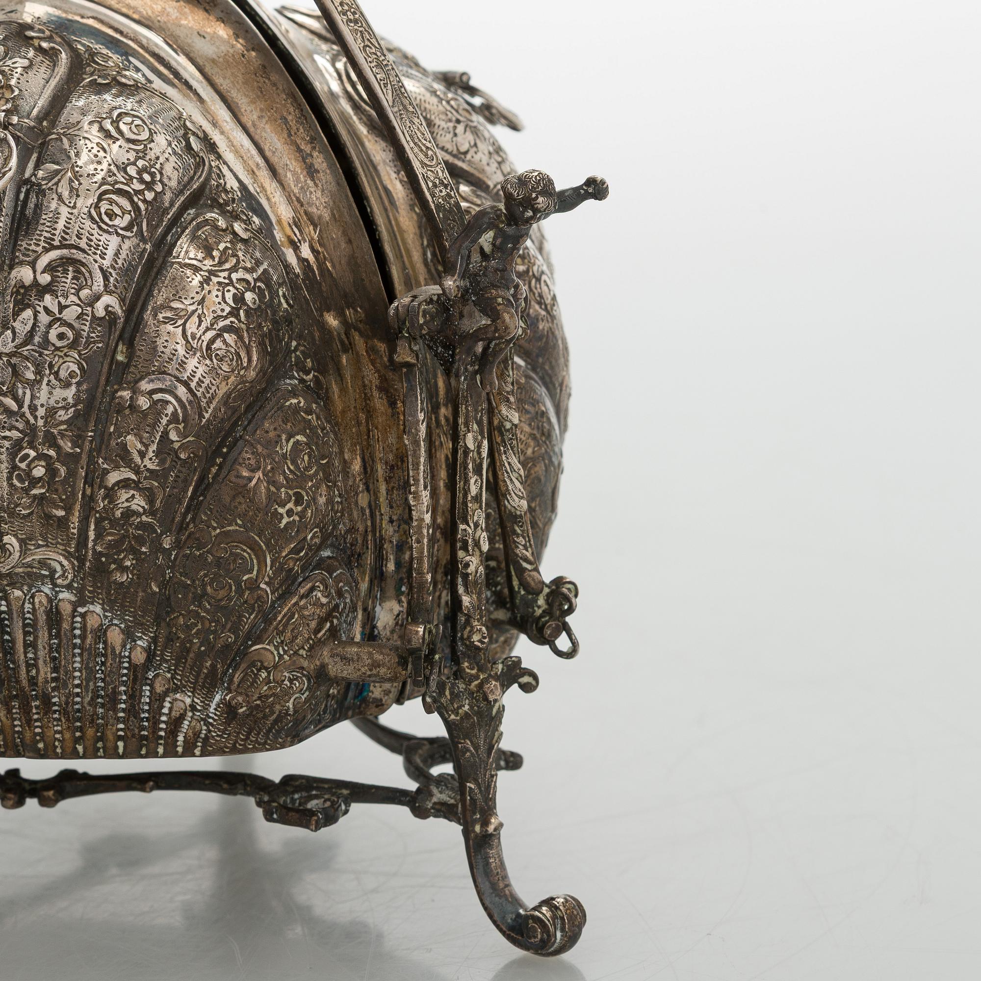 Biscuit / bread warmer, silver, Holland, later half of the 20th century.