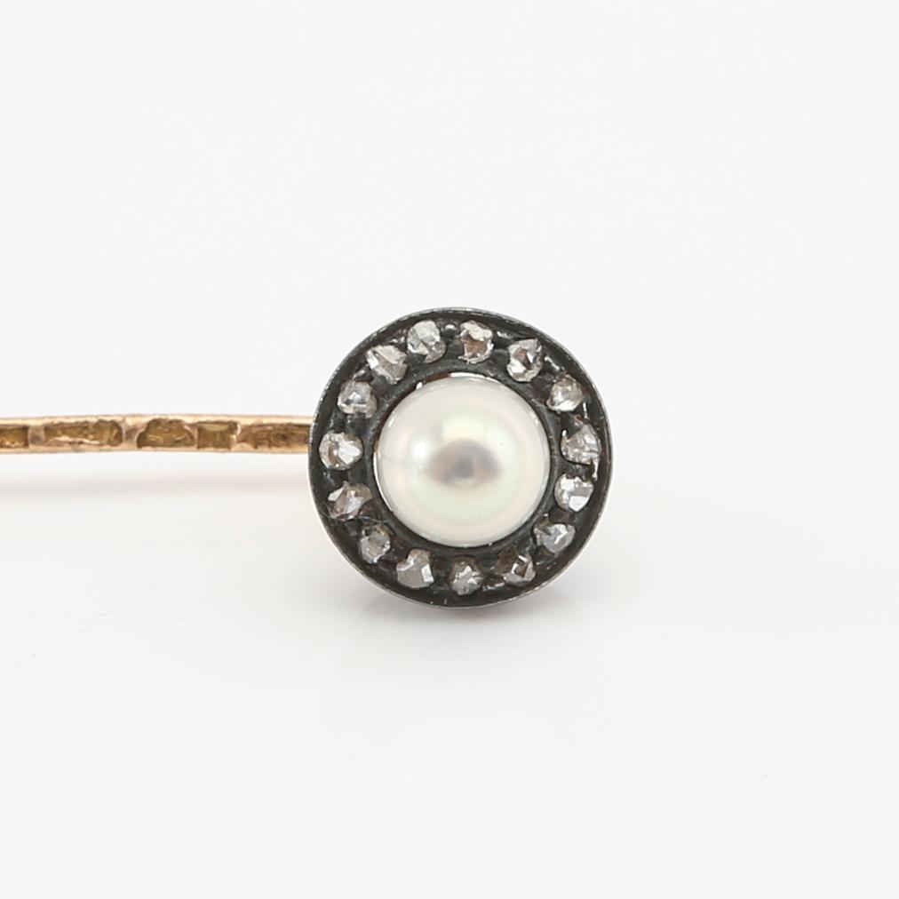 Broschnål 18K guld med rosenslipade diamanter och en odlad pärla, G. Dahlgren & Co, Malmö 1906/1907.