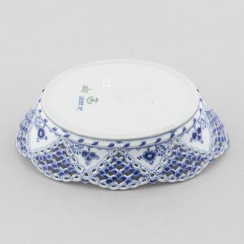 Bread basket / grill bowl, porcelain, "Blue Fluted Full Lace", Royal Copenhagen, model 1002, 1898-1923.