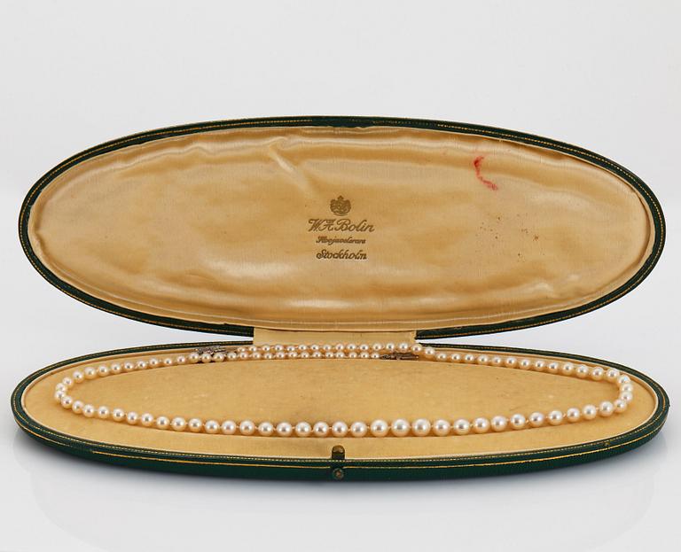 A WA Bolin cultured pearl necklace with an 18K white gold clasp set with a pink diamond.