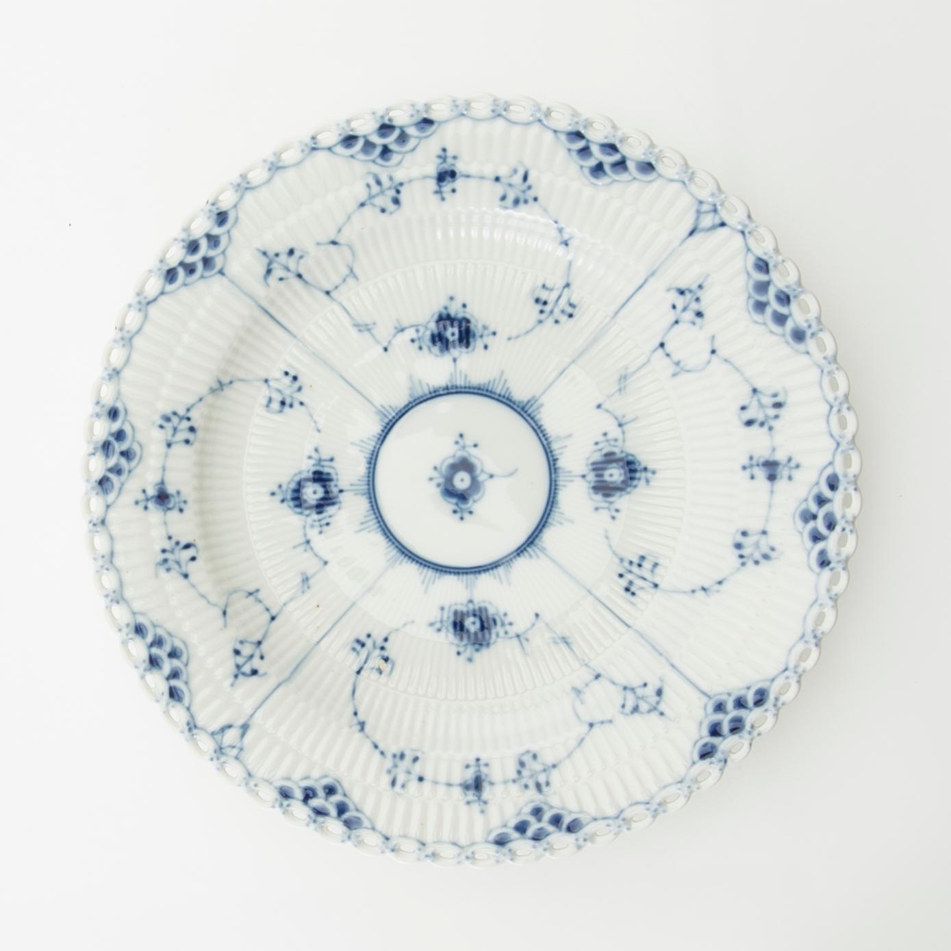 Service "Musselmalet" 13 dl Royal Copenhagen Denmark porcelain.