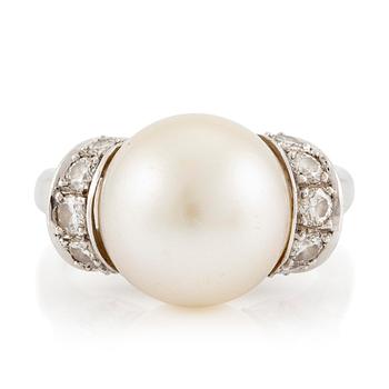 601. A ring in 18K white gold with a cultured pearl and round brilliant-cut diamonds.