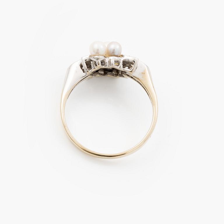 Ring 18K white gold with pearls and octagon-cut diamonds.