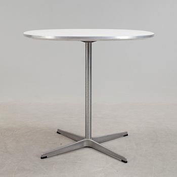 BORD, Arne Jacobsen, Fritz Hansen, etikettmärkt.