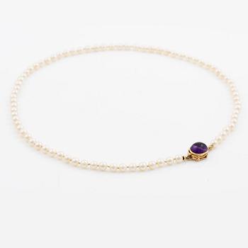 Collier odlade pärlor lås 18K guld med en cabochonslipad ametist.