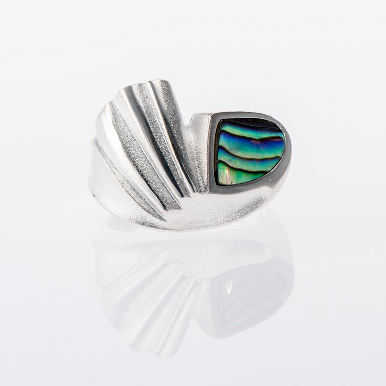RING, "Nautilus" sterling silver, pärlemor, Zoltan Popovitz Lapponia 2011. Vikt 12,3 g.