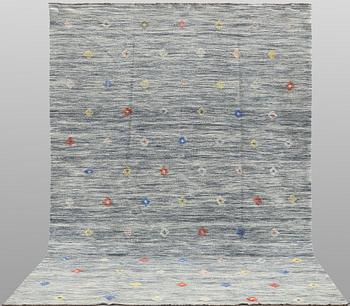A Kelim carpet, 295 x 193 cm.