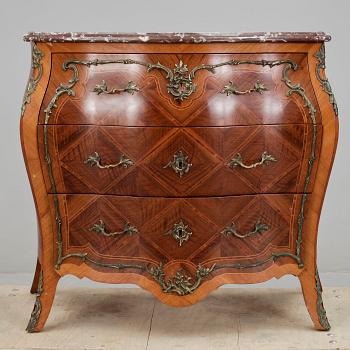 BYRÅ, rokokostil, 1900-talets andra hälft.