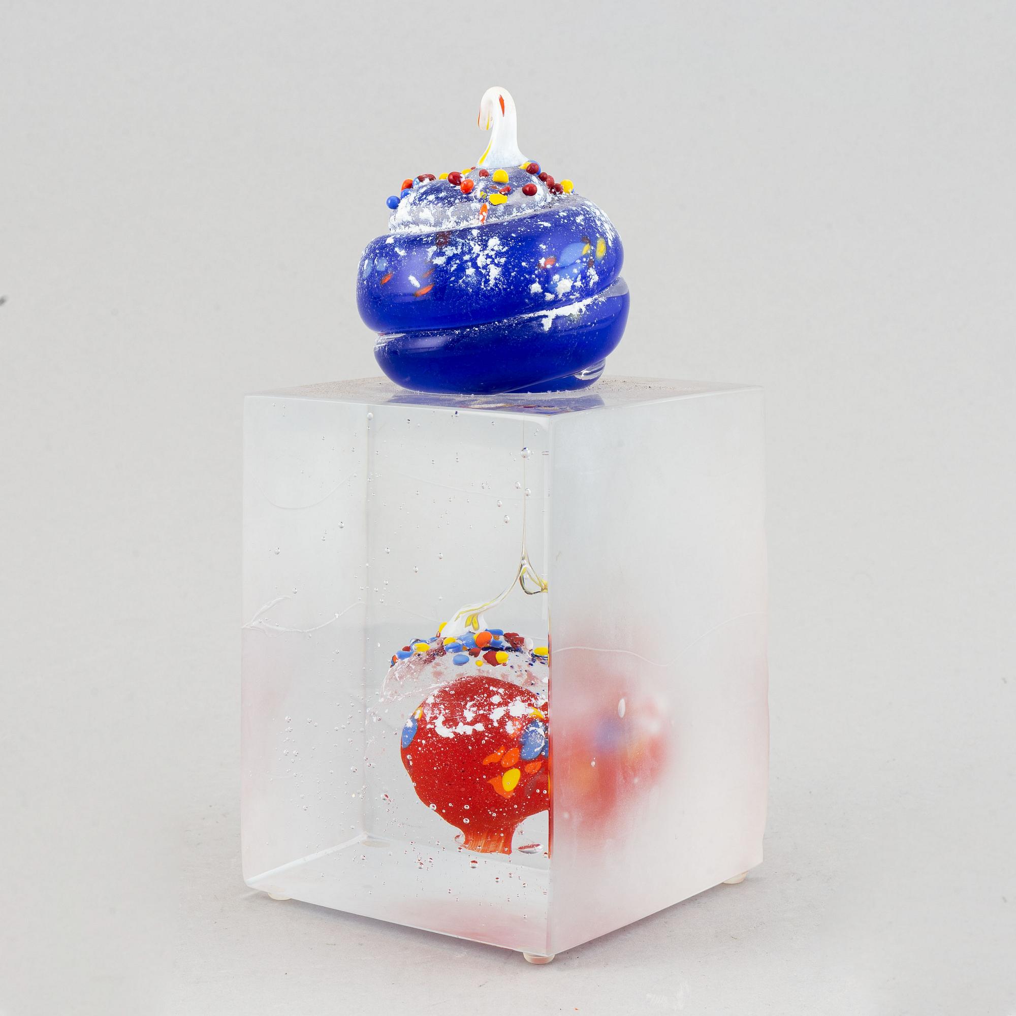A glass sculpture by Ardy Strüwer, signed and dated 2001.