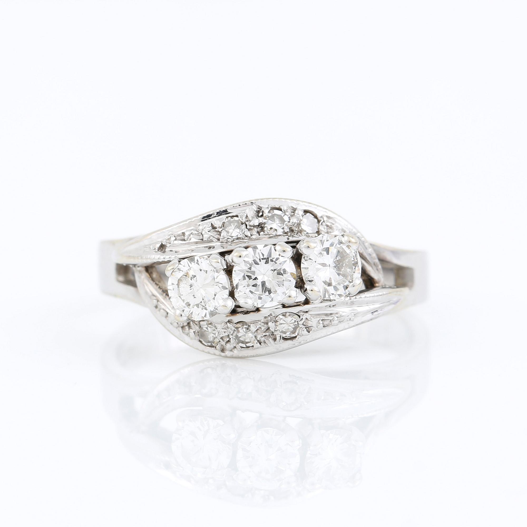 RING, 18K vitguld med briljant och åttkantslipade diamanter, tot ca 0,57 ct. Vikt ca 4,09 g.
